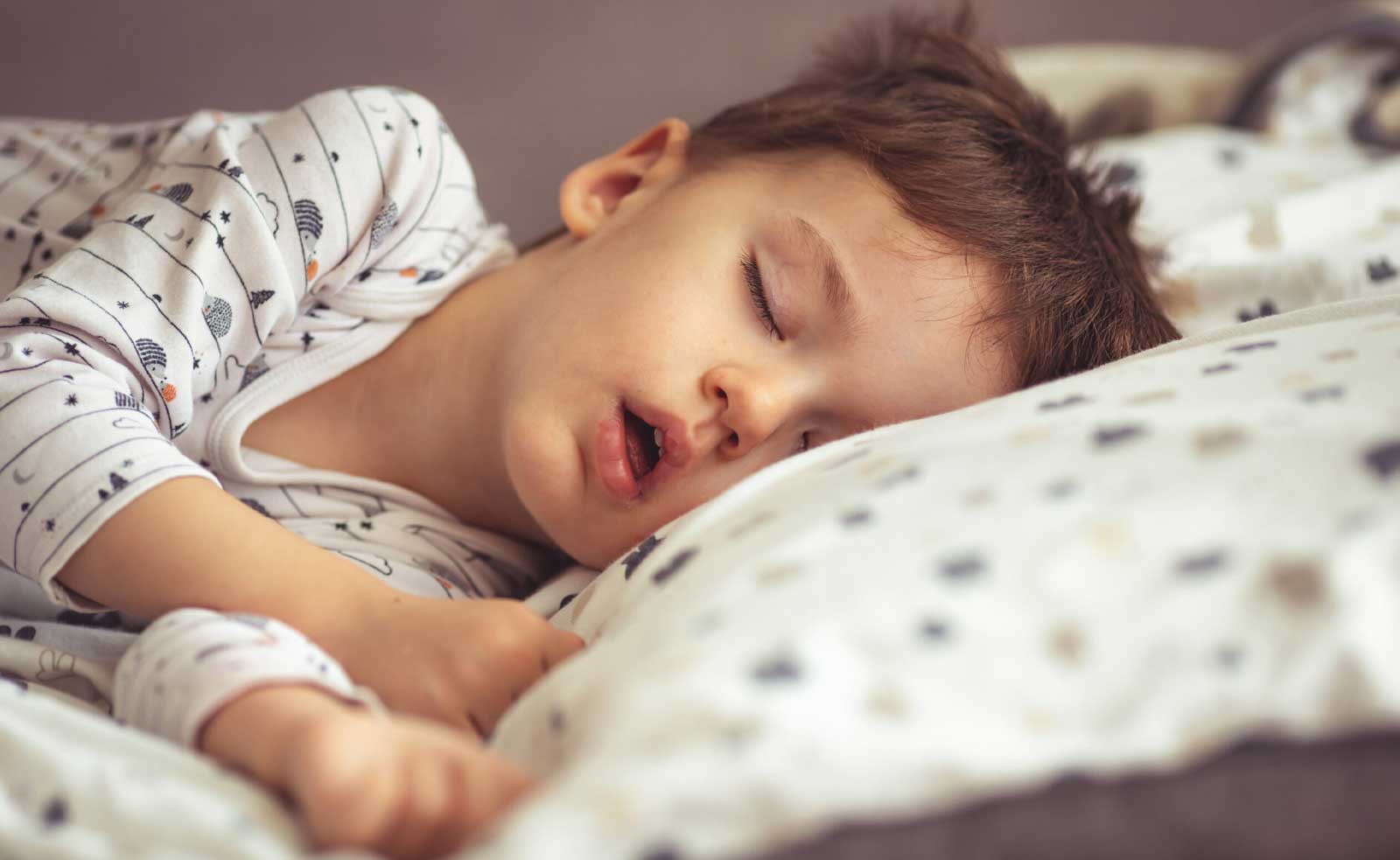 bruxismo infantil niño dormir