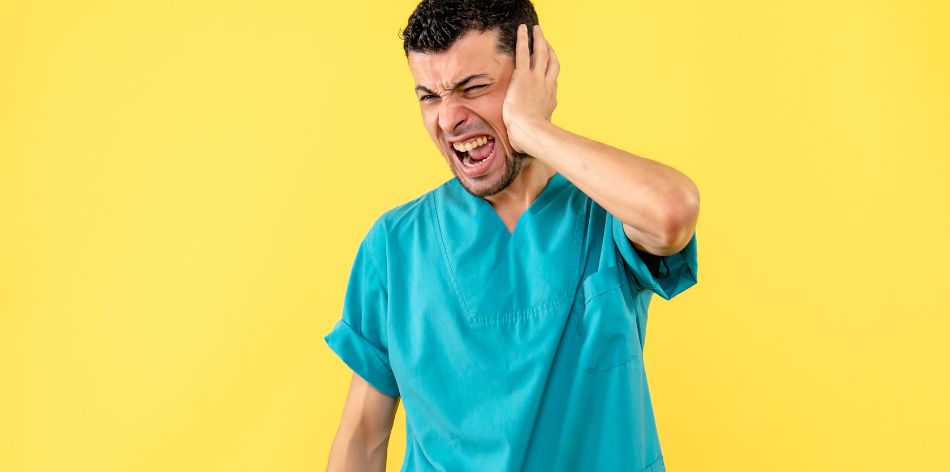 persona tiene oidos tapados